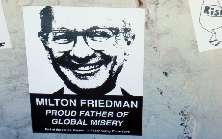 Ein Aufkleber auf dem Milton Friedman abgebildet ist und der Spruch: ""proud father of global misery"