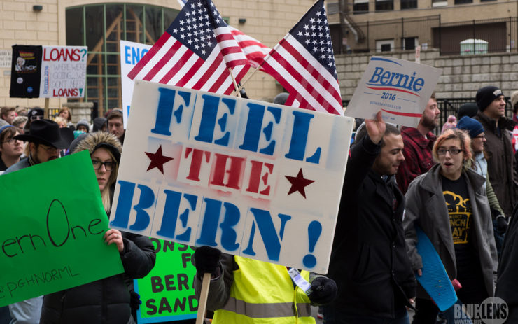 Ein Schild eines Sanders Anhängers mit der Aufschrift: Feel the Bern.