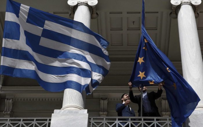 Die EU-Fahne wird neben der griechischen entrollt.