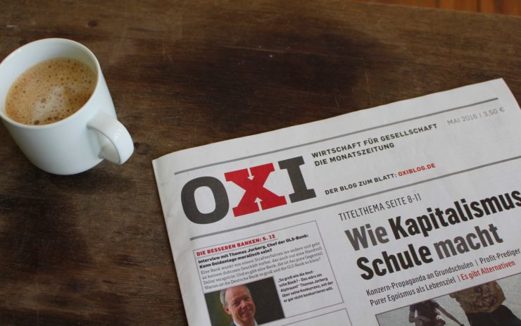 Ein Titelblatt von OXI und eine Kaffeetasse
