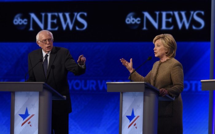 Bernie Sanders und Hillary Clinton bei einem TV-Duell. Gestikulierend.