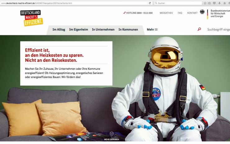 Ein Screenshot von der Energiesparkampagnen-Website der Bundesregierung. Man sieht einen Astronauten auf einem Sofa sitzen, dazu der Slogan: "Effizient ist an den Heizkosten zu sparen, nicht an den Reisekosten."