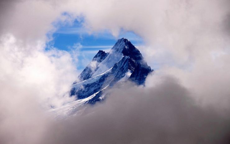 Ein Schweizer Berggipfel inmitten von Wolken.