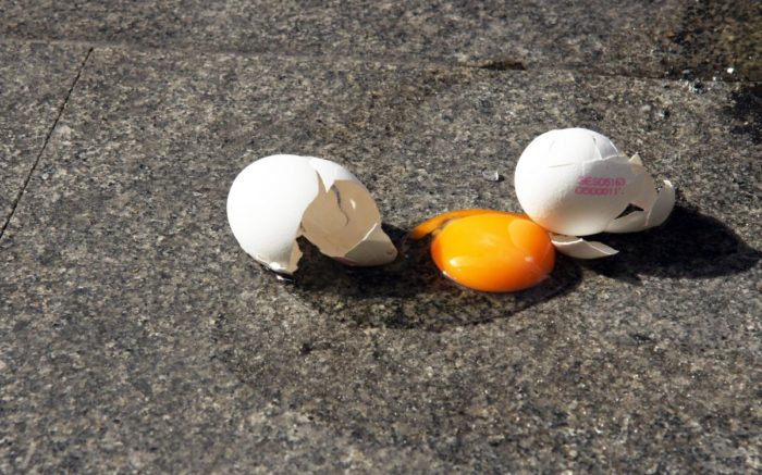 Ein kaputtes Ei auf dem Boden