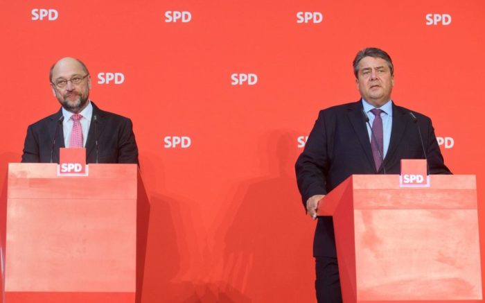 Martin Schulz und Sigmar Gabriel bei einer Veranstaltung der SPD. Beide am Pult stehend.