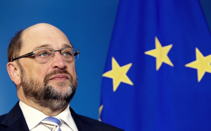 Martin Schulz vor einer EU-Flagge