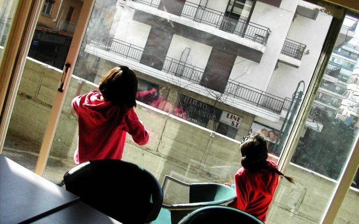 Kinder im City Plaza Athen schauen aus dem Fenster