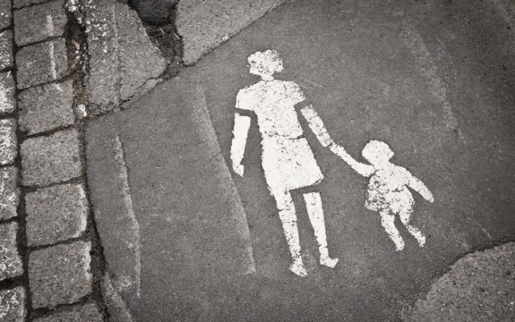 Piktogramm Mutter mit Kind auf Straßenpflaster