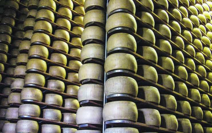 Parmesan-Käse Laiber in einer Genossenschaft in Reggio Emilia.