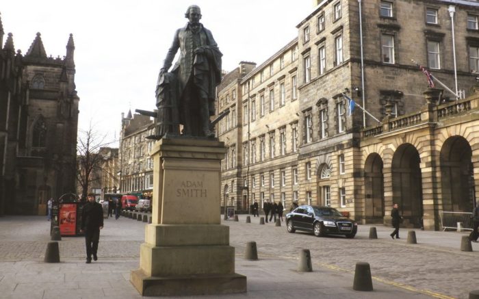 Statue von Adam Smith im Hintergrund Häuser.