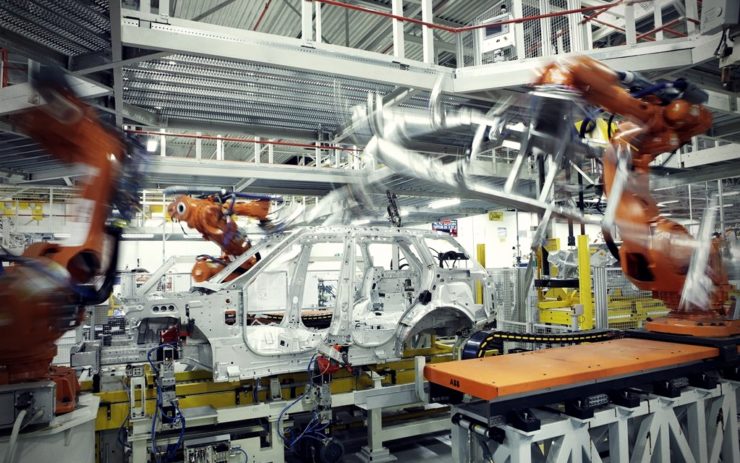 Ein Auto wird in einer Fabrik von Robotern produziert.