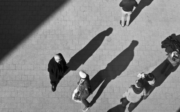 Menschen auf der Straße, von oben fotografiert, Schatten