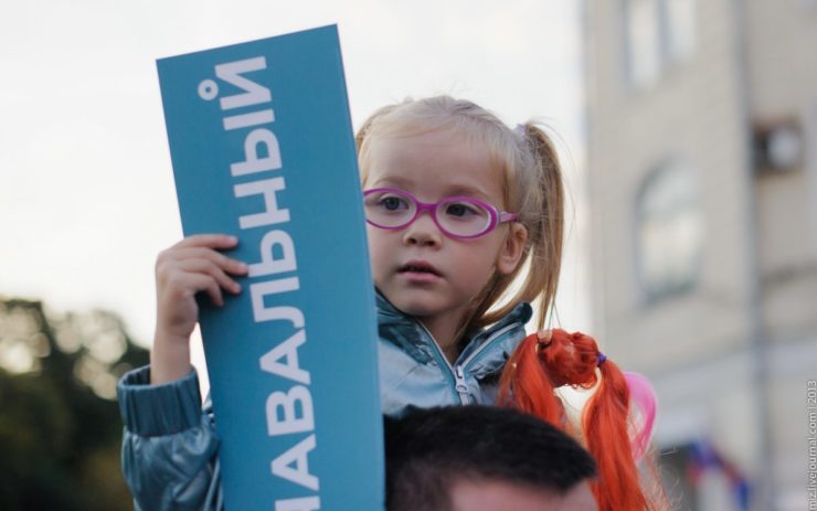Mädchen mit Schild, Demo russische Opposition
