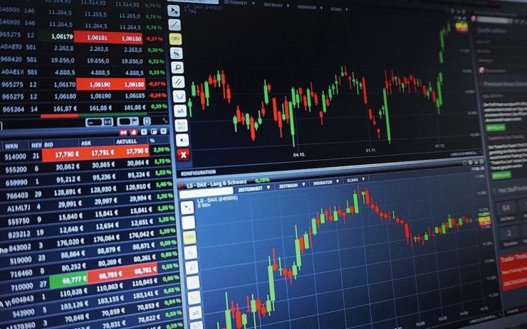 Auf einem Bildschirm werden Aktien-Kurse von Tech-Konzerne angezeigt