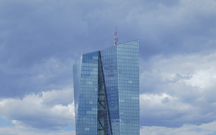 Zentrale der Kriegswirtschaft: Die Spitze des Hochhauses der Europäische Zentralbank in Frankfurt am Main