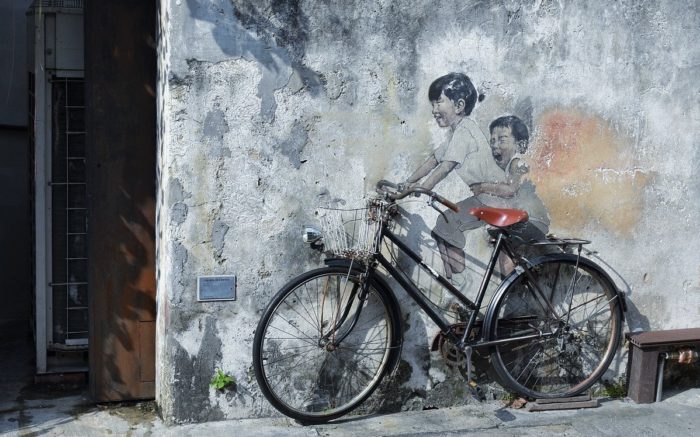 Keine Grenzkontrolle: Ein Graffiti zeigt Kinder die auf einem Fahrrad sitzen.