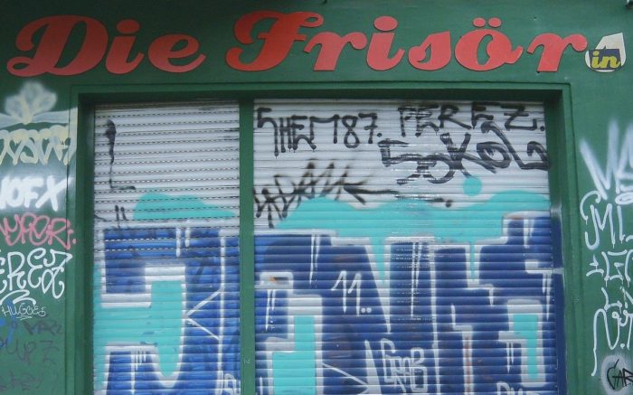 Frisör im Lockdown: Die Rolladen sind geschlossen und mit Graffiti bemalt