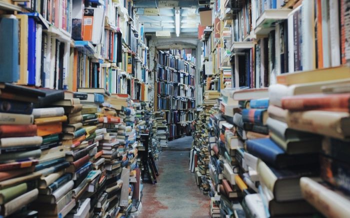 Bücher sind Bildung: Ein Gang mit sehr vielen Bücherstapeln