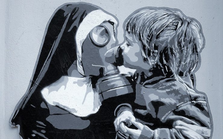 Keine Lockerungen in Sicht: Eine Nonne mit Gasmaske hält ein Kind auf dem Arm