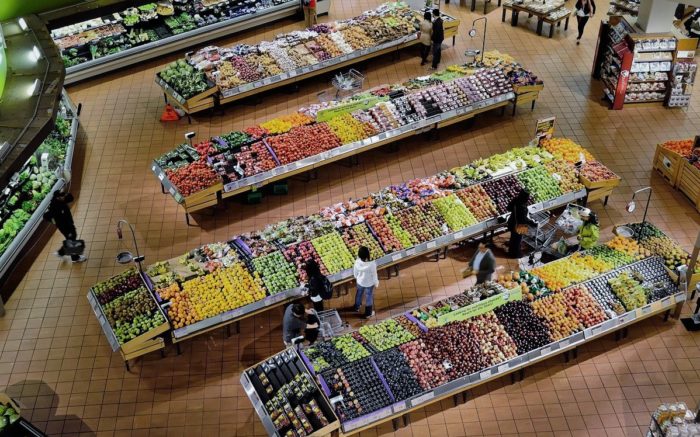 Im Supermarkt merkt man die Inflation am Meisten: Die Obstabteilung mit verschiedenen Ständen