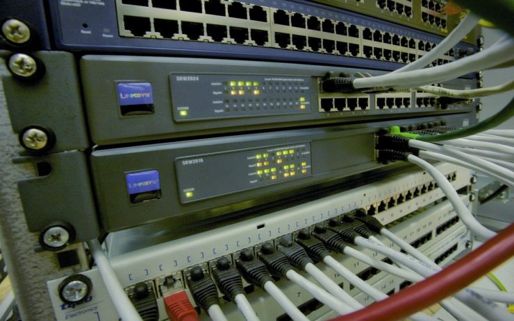 Essenziell für die Planwirtschaft: ein Server ist mit vielen Kabeln an ein Netzwerk angeschlossen