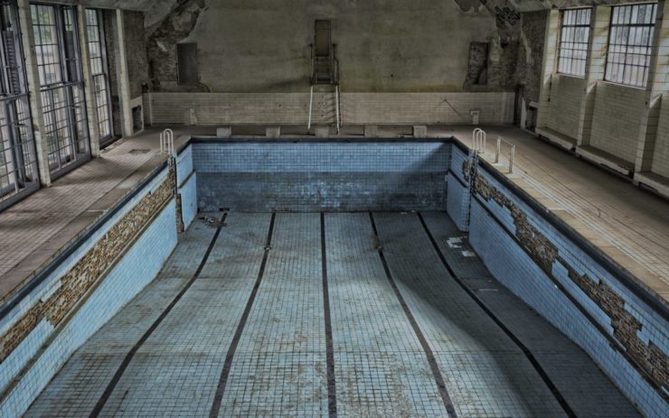 Ein leeres, heruntergekommenes Schwimmbad. Ein Symbol für schlechte Infrastruktur auf dem Land