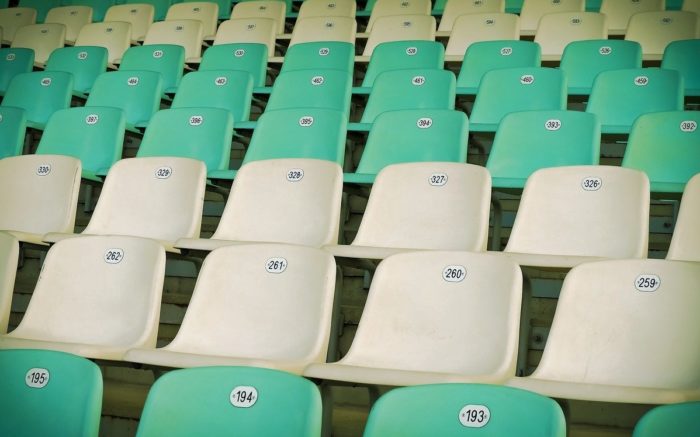 Grüne und beige Sitze in einem Fußballstadion