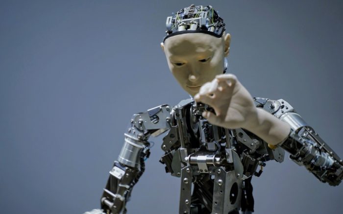 Ein Roboter mit menschlichem Gesicht und Hand