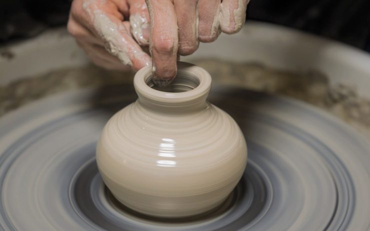 Eine Vase wird auf einer Drehscheibe getöpfert