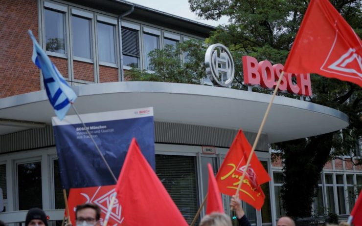 Fahnen der IG Metall und anderer politischen Organisationen wehen vor dem BOSCH Werkstor in München