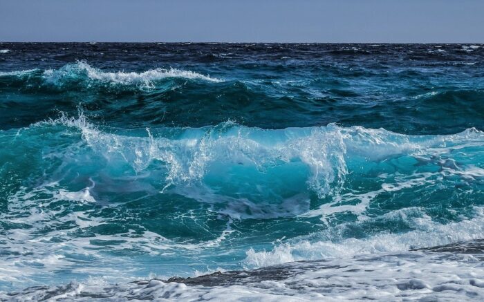 Mächtige Wellen laufen auf einer felsigen Küste auf