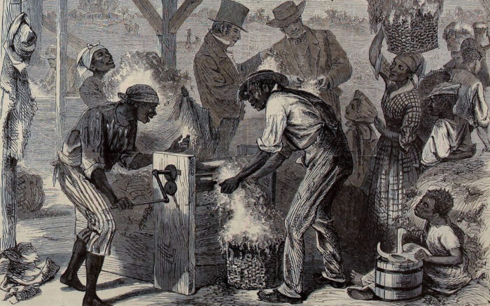 An einer Baumwolle Mühle stehen schwarze Sklaven und arbeiten. Sklavenhalter stehen im Hintergrund.