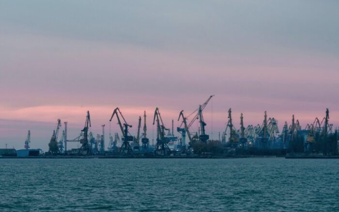 Der Sonnenuntergang über dem Hafen von Mariupol