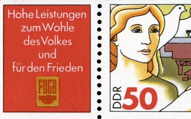 Eine DDR-Briefmarke mit Spruch des FDGB: "Hohe Leistungen zum Wohle des Volkes und für den Frieden