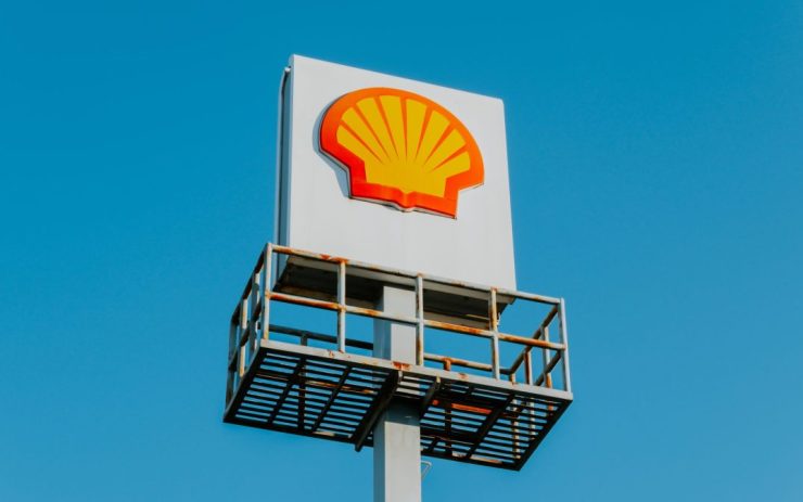 Das Logo des Mineralölkonzerns Shell auf einer Werbetafel vor blauem Himmel