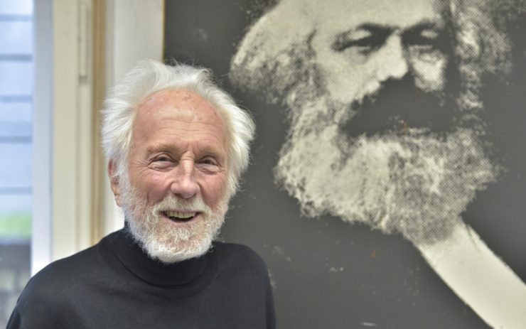 Klaus Peter Kisker vor einem Porträt von Karl Marx
