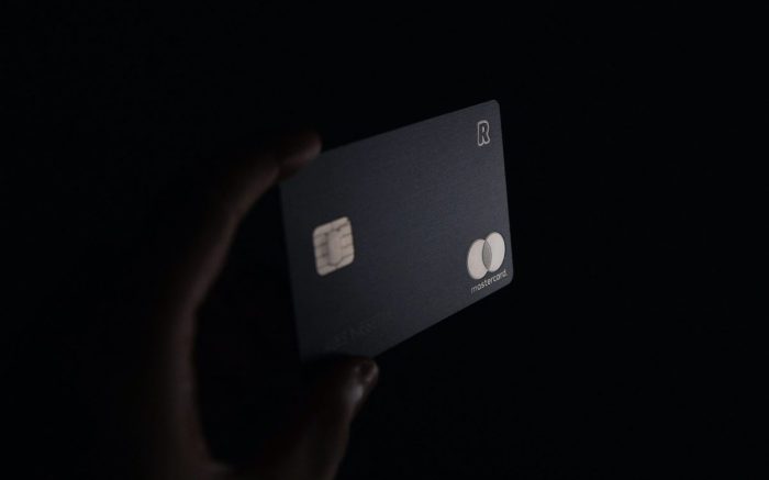 Eine schwarze Kreditkarte vor schwarzem Hintergrund