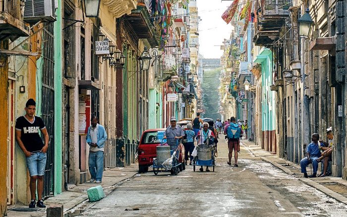 Eine Enge Gasse in Havanna, Kuba