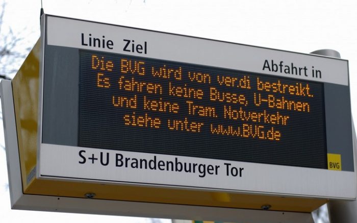 Eine elektronische Anzeigetafel der Berliner Verkehrsbetriebe informiert über den Streik der ver.di