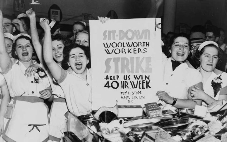 Weibliche Angestellte streiken bei Woolworth für eine Arbeitszeitverkürzung auf 40 Stunden die Woche, 1937 Photographischer Druck