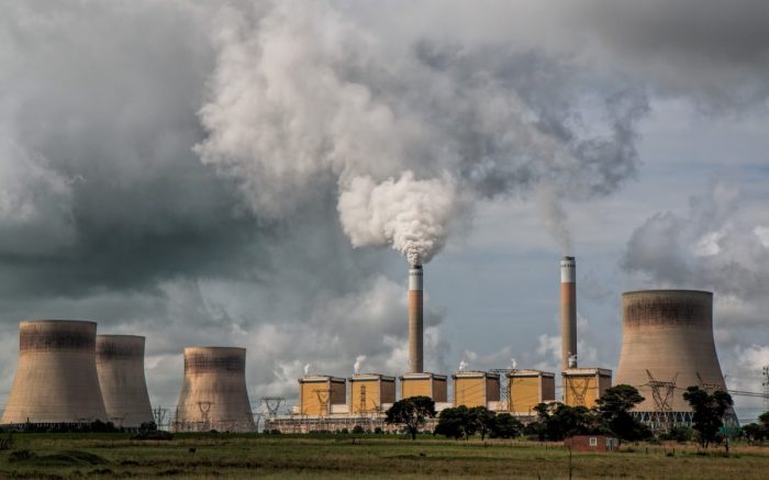 Ein Bild von einem rauchenden Kohlekraftwerk