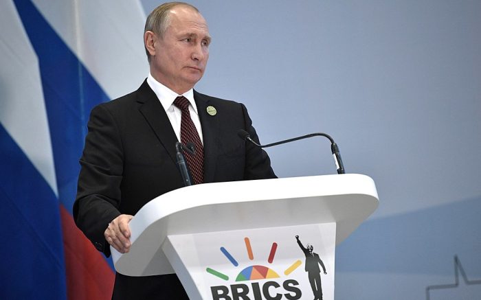 Vladimir Putin an einem Sprechpodest auf einer BRICS Konferenz.